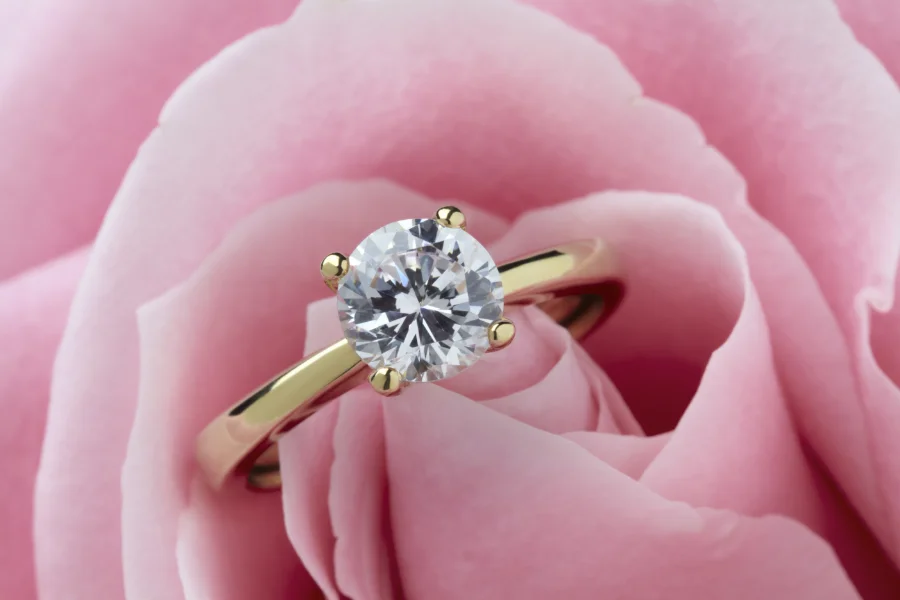 klassieke gouden ring met diamant