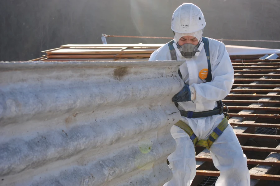 Wat te doen als er asbest in je te verkopen woning wordt gevonden