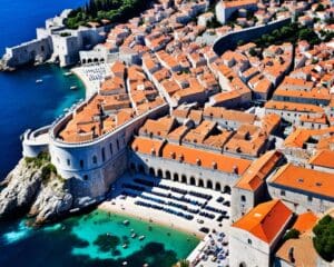 Loop over de stadsmuren van de oude stad Dubrovnik
